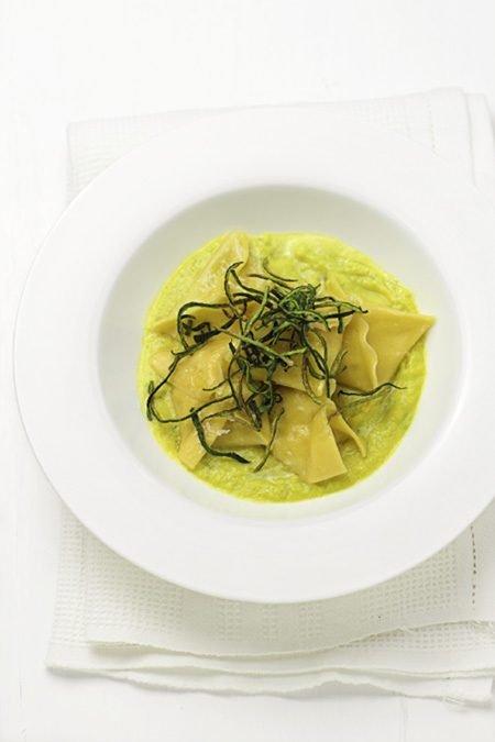 Fagottini di pasta con salsa gialla di zucchine